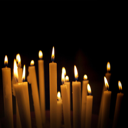 Yellow candles: in extreme situations, the candle could replace all other customary elements