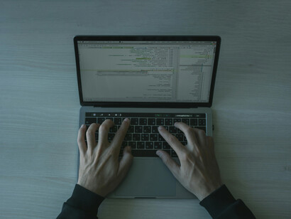 Programador ocupado en un nuevo código