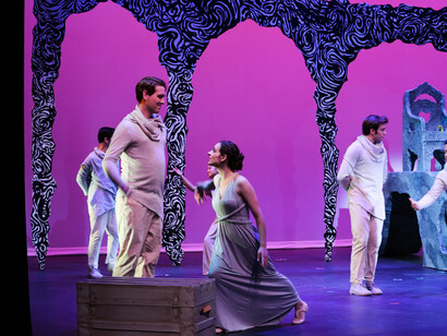 Frente a la pasión que siente por la reina Dido, y la felicidad que esta le ofrece, antepone su sentido del deber y abandona el reino "Dido y Enea", Flora Thornton Opera en Pepperdine University, California, EE.UU.