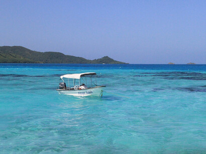 En el archipiélago de San Andrés, Providencia y Santa Catalina, en Colombia, la pesca industrial y el turismo masivo han afectado los recursos marítimos, la barrera de coral y el acceso a la tierra del pueblo raizal