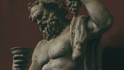 Estátua de Dionísio na Itália. No Tarot Mitológico, Dioniso é o arcano do Louco, um jovem selvagem dançando em abandono à beira de um precipício. É o inconsciente sem compreensão que se atira para a vida