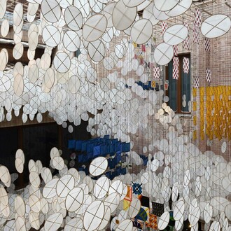 Jacob Hashimoto, Path to the sky, veduta della mostra. Cortesia di Studio La Città