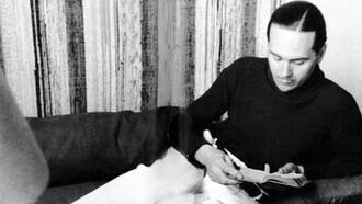 Luis Cernuda, destacado poeta y crítico literario español, miembro de la Generación del 27