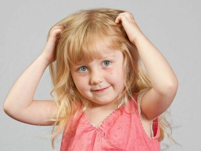 El contagio de piojos es habitual en la escuela