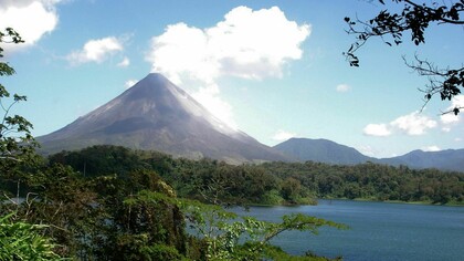 Vista del volcán Arenal y lago de Arenal, en la provincia de Alajuela, Costa Rica. Luko Hilje
