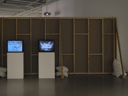 Ana Segovia, The office of inter-American affairs presents, vista de exhibición. Cortesía de kurimanzutto