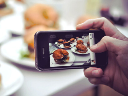 Tomando una foto de la comida con el móvil