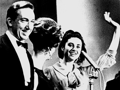 Sanremo 1964, Mike Bongiorno e Gigliola Cinquetti. La letteratura si fa specchio di una società sospesa tra memoria e modernità, raccontando l’alienazione dell’individuo nel mondo industriale