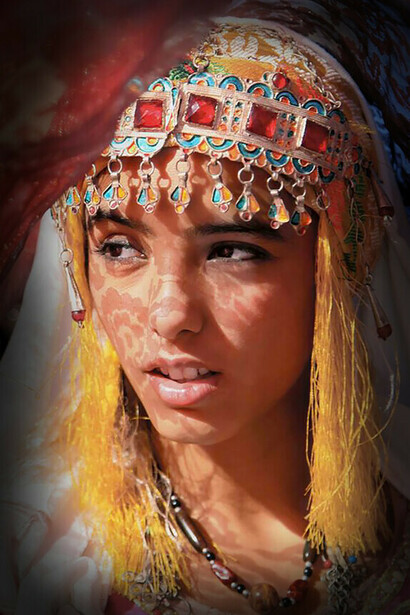 Mujer amazigh tunecina: antiguamente considerada en la cultura amazigh como igual del hombre, y principal guardiana de la lengua amazigh, hoy debe luchar contra la cultura árabe-musulmana dominante