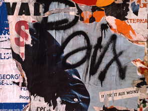 Jacques Villeglé, La Paix, mars 1977, Affiches lacérées marouflées sur toile, 74 x 74 cm, Courtesy Galerie GP & N Vallois, Paris  