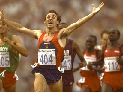 Uno de los momentos más recordados del atletismo español: Fermín Cacho gana la final de 1.500 en Barcelona