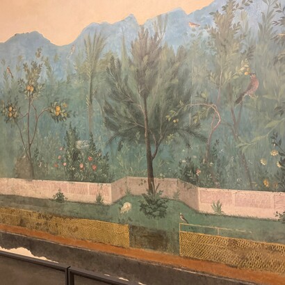 Queste pitture raffigurano una vegetazione lussureggiante con piante, fiori e uccelli in uno stile che richiama i giardini ideali romani. Foto di Raffaella Cesareo