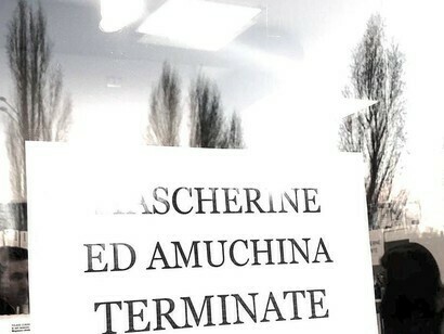 Un cartello in una farmacia italiana avverte che le mascherine sono terminate 
