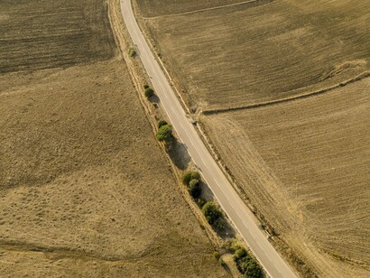 Vista aérea de plantação. A agricultura familiar moçambicana é altamente dependente das condições climáticas, sendo que as respetivas colheitas são realizadas de forma manual e obedecendo padrões informais motivadas pela falta de infraestrutura adequada. Menos de 10% dos agricultores utilizam fertilizantes químicos ou pesticidas modernos limitando de certa forma a qualidade dos respetivos produtos



