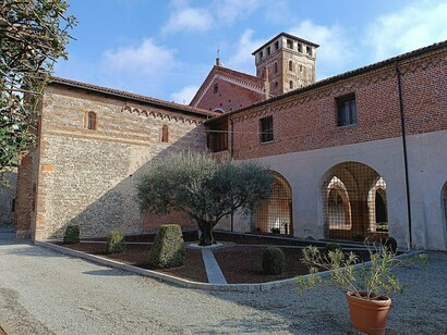 Giardino antistante l'Abbazia dei Santi Nazario e Celso, San Nazzaro Sesia, Novara, Italia