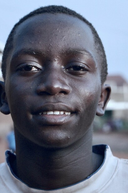 Un joven refugiado en Uganda, uno de los países que más personas recibe de otros lugares