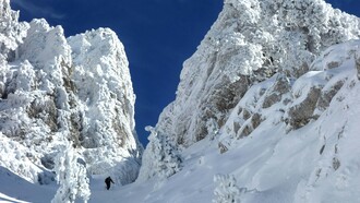 Sila, Calabria, Italia. Mentre la Sila è affascinante in tutte le stagioni, è in inverno che questa regione si trasforma in un luogo magico, con un silenzio solenne interrotto solo dal suono degli sciatori che si divertono sulle piste e dagli slittini che sfrecciano giù per le colline. Se sei un appassionato di sport invernali, la Sila non ti deluderà