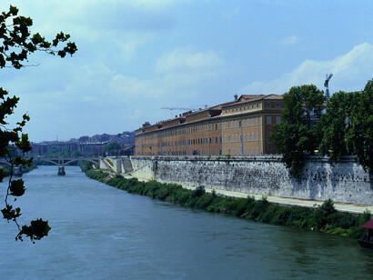 Roma, Complesso monumentale di San Michele a Ripa Grande visto dal fiume Tevere. Nato alla fine del XVII secolo fu completato nell’arco di circa 150 anni raggiungendo dimensioni notevolissime tanto da risultare uno degli edifici più vasti d’Italia. In questi ultimi anni Roberto Luciani ha restaurato alcuni settori dell’edificio.