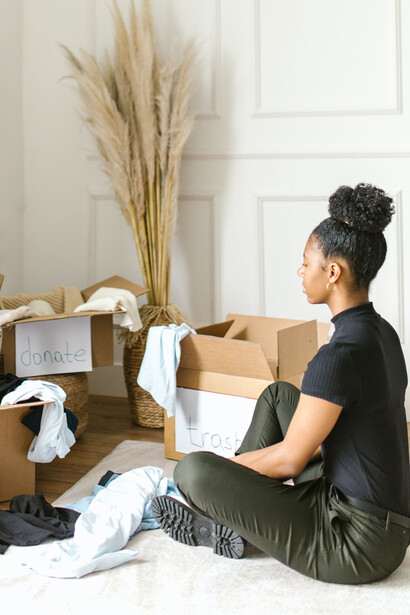 Estilista separa roupas que não usa mais para enviar ao ateliê que reaproveitará ao máximo a qualidade das peças para gerar outras