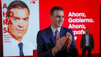 Pedro Sánchez delante del nuevo cartel electoral del PSOE