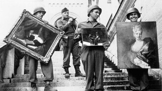 US-Soldaten beschlagnahmen in einer österreichischen Burg Kunst, die Hitler Jahre zuvor für sein geplantes Museum in Linz hat rauben lassen
