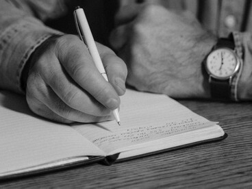 Los espacios narrativos no son fondo decorativo: son parte esencial de la trama y de la emoción que sostiene cada escena