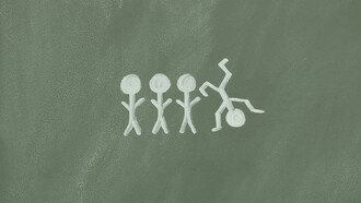 Disegno a gesso bianco su una superficie verde scuro, che rappresenta quattro figure stilizzate: "un tempo si esaltava maggiormente la razionalità, oggi invece si va sempre di più alla ricerca affannosa della felicità con tutte le sue sfumature..."