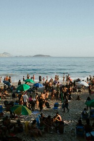 Praia cheia no Rio de Janeiro. Nessa nuvem de prazeres, o sol me chama, a praia clama, lembro da semana passada. Já saindo da praia recebo chamada ao vivo pelo WhatsApp