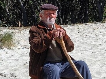 Nella foto una scena del film "La vita va così", un film di Riccardo Milani. Giuseppe Ignazio Loi è il pastore Efisio Mulas