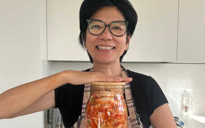 Debout, un bocal entre les mains, Kim Chi Pho tient bien plus qu’une recette : un fragment d’histoire, patiemment fermenté entre héritage familial et identité retrouvée
