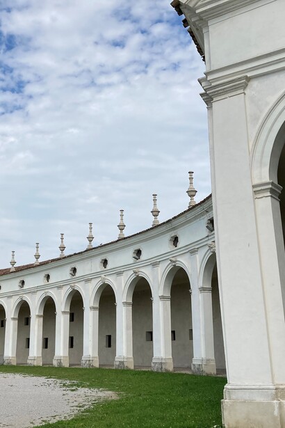 Esedra porticata, Villa Manin, Passariano, Friuli, Italia. Foto di Flavius Roversi