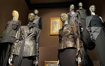 Photographie d'une partie de l'exposition "Rick Owens, Temple of Love", dans la partie "Hollywood and Inspirations",Palais Galiera, Paris, France, 2025