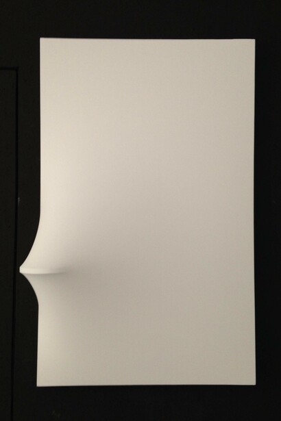 Agostino Bonalumi 1935-2013 Bianco, 1967
Shaped canvas and vinyl tempera 120 x 75 cm
47 1/4 x 29 1/2 in Courtesy Mazzoleni
