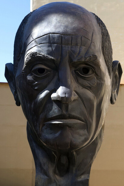 El poeta descuida la palabra para centrarnos en la acción. La poesía se convierte en guion cinematográfico y el discurso poético en montaje. Ignacio Rodríguez Ruiz, Iñaki (1940-2018), Escultura de Luis Buñuel, 2012. CBC-Centro Buñuel Calanda, Teruel, España