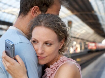 Romántica despedida en una estación con phubbing