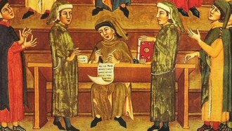 Estudo de um notário em um manuscrito do século XIV em Perugia, pintura medieval de autor desconhecido. Na Idade Média surgiram os primeiros cartórios na Europa, que desempenharam um papel crucial na elaboração e preservação de documentos legais. A prática de manter registros formais de propriedades e transações tornou-se mais elaborada à medida que as das sociedades se complexificaram. A "escuridão" atribuída à Idade Média é frequentemente um estereótipo baseado em uma visão eurocêntrica e iluminista da história, que contrasta a suposta irracionalidade e estagnação do período medieval com o progresso e a racionalidade da modernidade. Essa visão foi criticada por historiadores contemporâneos que ressaltam a riqueza cultural e intelectual da Idade Média