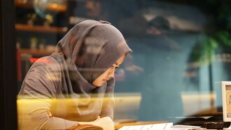 Una mujer musulmana en una cafetería