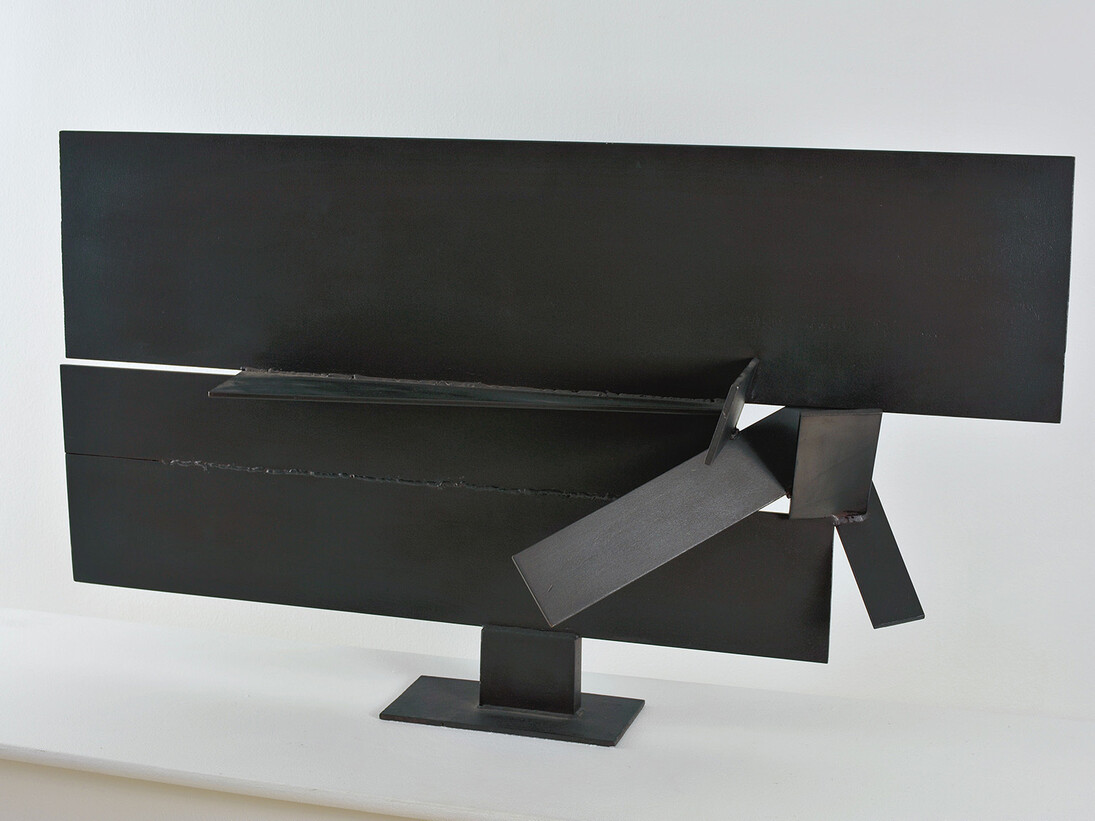 Robert Adams, Horizontal Screen Form, opus 152 1962, bronzed steel, 23 1/4 x 39 in/59 x 99 cm