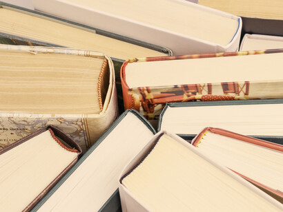 Libros apiñados en un estante