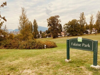 From first loves to failed dog training and golfers hitting toward slackliners—the park is a front-row seat to the beautiful, messy human condition © Photo by John Macanas