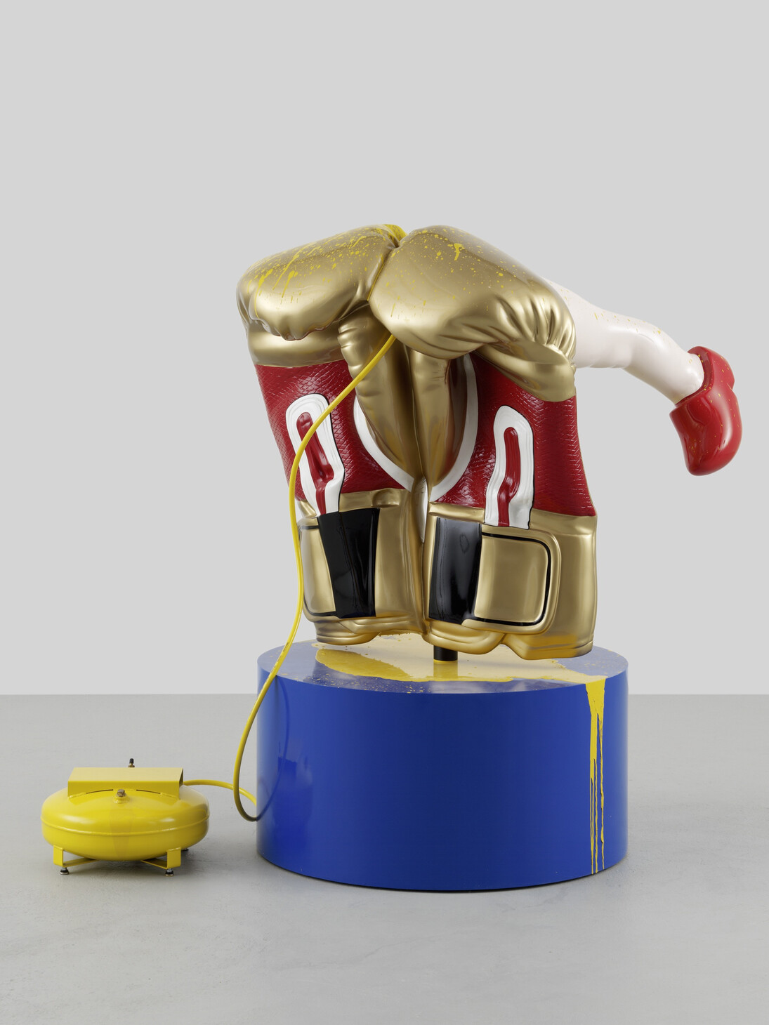 Richard Jackson, Boxing Gloves, 2013, Fibre de verre, bois, peinture, compreseur, 158 x 110 x 128 cm / 62 1/4 x 43 1/4 x 50 3/8 inches, Pièce unique, Courtesy de l'artiste, Hauser & Wirth et Galerie G-P & N Vallois, Paris