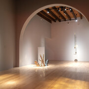 Varios artistas, El dorado. De la utopía al mito contemporáneo, vista de exhibición. Cortesía del Museo Amparo