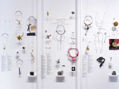 Various artists, Artists’ jewelry. From cubism to pop, the Diane Venet collection, exhibition view. Courtesy of Norton Museum of Art