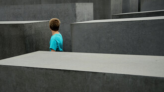 Será educativo escucharlos cuando el lenguaje de los misiles que chillan tan fuerte, callen y dejen dormir