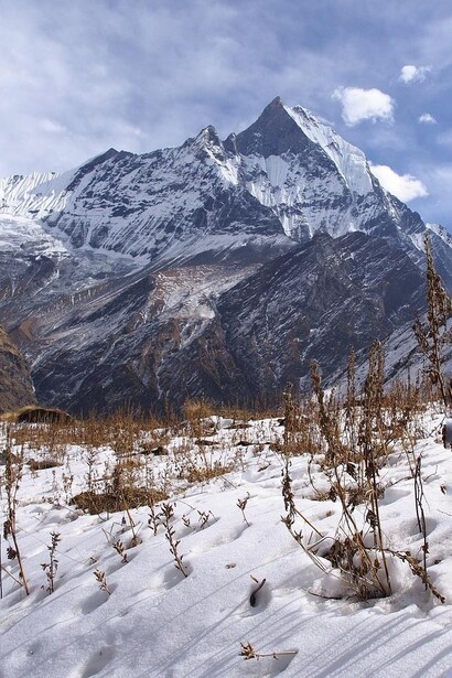 Picco innevato. Himalaya, Nepal. Tuttavia, abbiamo scoperto che una stazione climatica d'alta quota alla base del Monte Everest, in Nepal, ha mostrato un fenomeno inaspettato: le medie della temperatura misurate dell'aria sono rimaste sospettosamente stabili, invece di aumentare