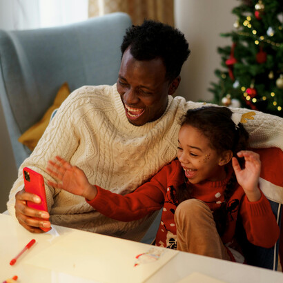 O filme Natal em 8 Bits explora temas como a relação de crianças com tecnologia e a importância de limites no uso digital