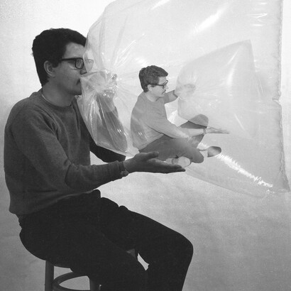 Biasi e l’artista, performance, 1968, Courtesy Tornabuoni Art Gallery