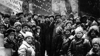 Lenin y Trotski, en el centro
