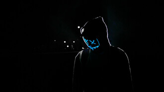 Homme masqué. Un catfish ( litt. poisson-chat) ou catfisher est une personne qui se fait passer pour quelqu'un d'autre, utilisant de fausses photos de profil, de faux noms et se faisant souvent passer pour une personne d'un autre sexe pour extorquer de l'argent à ses cibles. (Wikipédia)