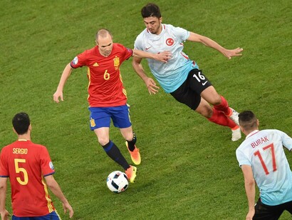 Iniesta conduce el valor entre varios jugadores turcos